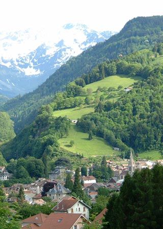 La ville d'Allevard les Bains à 5 minutes de nos chambres d'hôtes Au Vieux Four à Pain