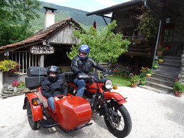 Au Vieux Four à Pain, chambres d'hôtes pour motards, au carrefour des grands cols français. Un side Oural venu d'Allemagne.